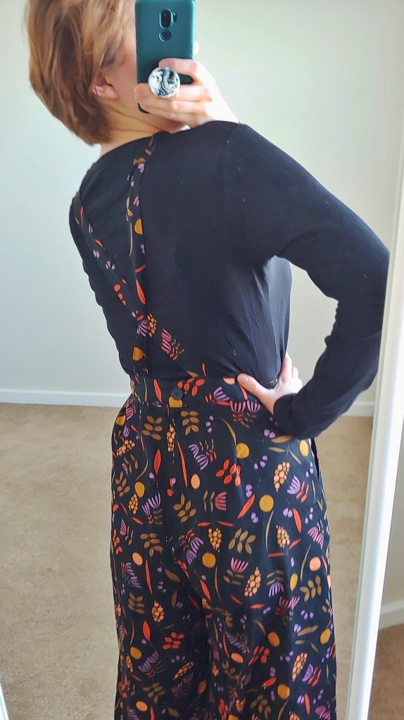 View of the crossover straps at the back of the overalls